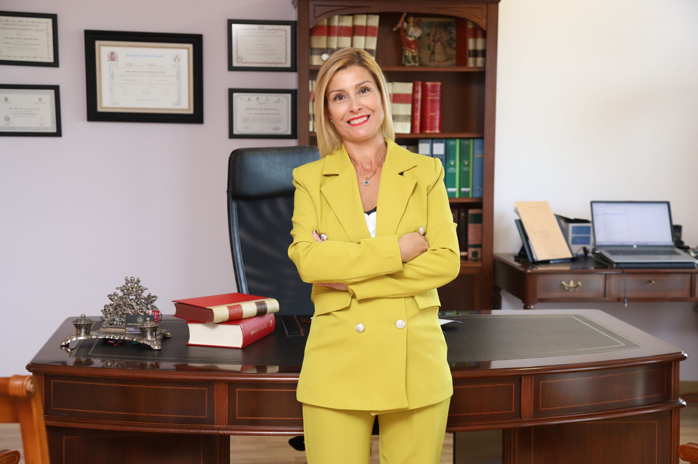 Abogados Domenech - Pego - Alicante (4) Mayte Domenech en su despacho