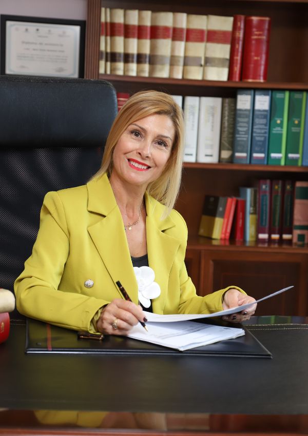 Abogados Domenech Mayte Domenech en su despacho